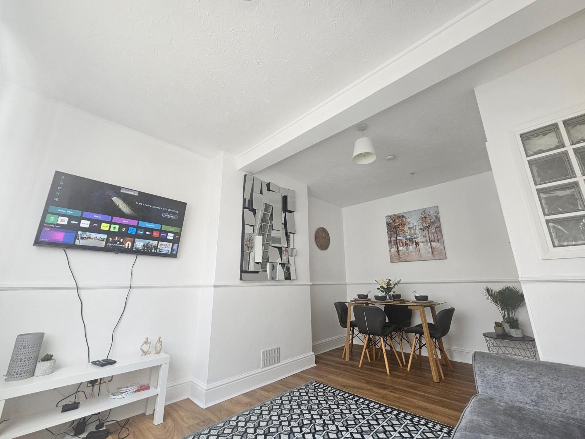St Albans City Stays - Near Luton Airport - St Albans Abbey & City Train Station - Close To London- Harry Potter World - The Odyssey Cinema - Abbey Cathedral- Contractors I Business I Leisure- Sleeps Upto 6 People Exterior photo