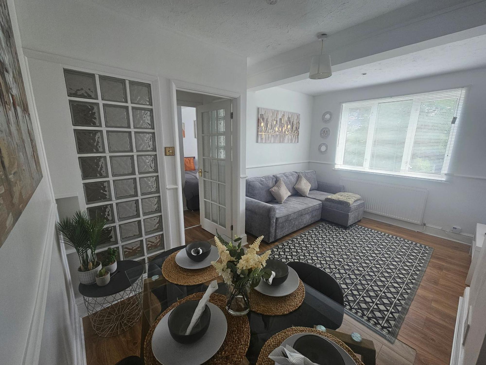 St Albans City Stays - Near Luton Airport - St Albans Abbey & City Train Station - Close To London- Harry Potter World - The Odyssey Cinema - Abbey Cathedral- Contractors I Business I Leisure- Sleeps Upto 6 People Exterior photo