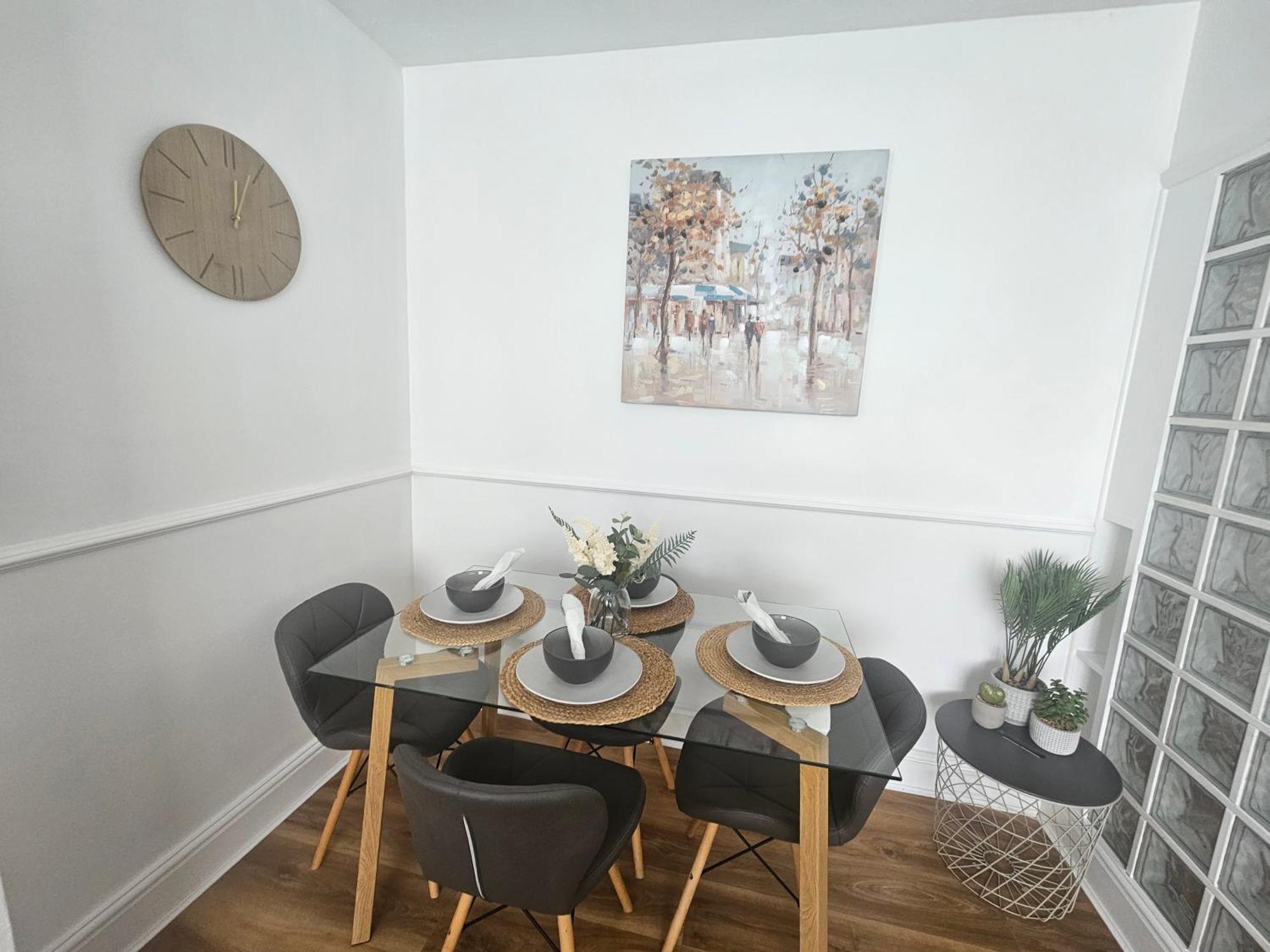 St Albans City Stays - Near Luton Airport - St Albans Abbey & City Train Station - Close To London- Harry Potter World - The Odyssey Cinema - Abbey Cathedral- Contractors I Business I Leisure- Sleeps Upto 6 People Exterior photo