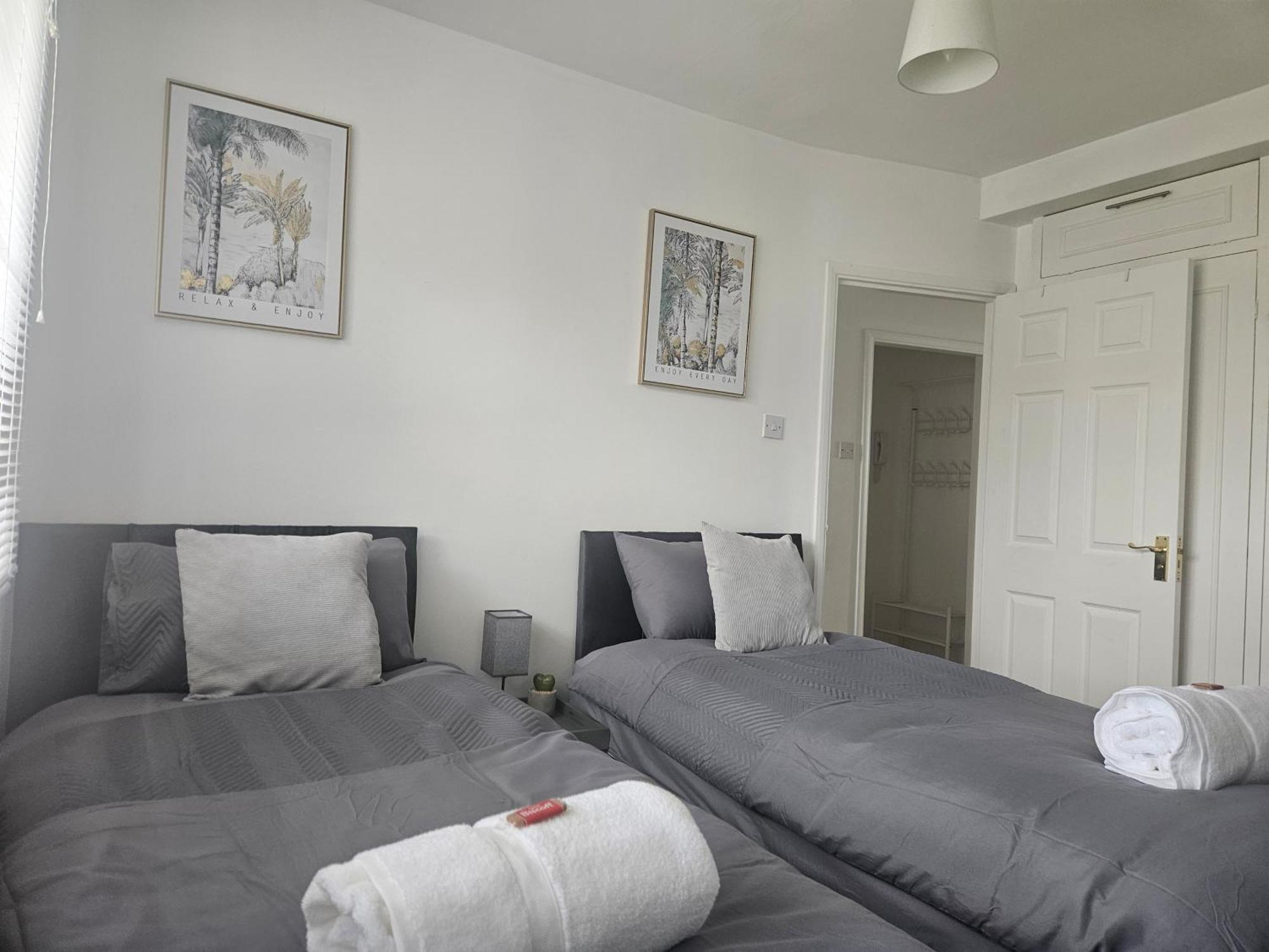 St Albans City Stays - Near Luton Airport - St Albans Abbey & City Train Station - Close To London- Harry Potter World - The Odyssey Cinema - Abbey Cathedral- Contractors I Business I Leisure- Sleeps Upto 6 People Exterior photo